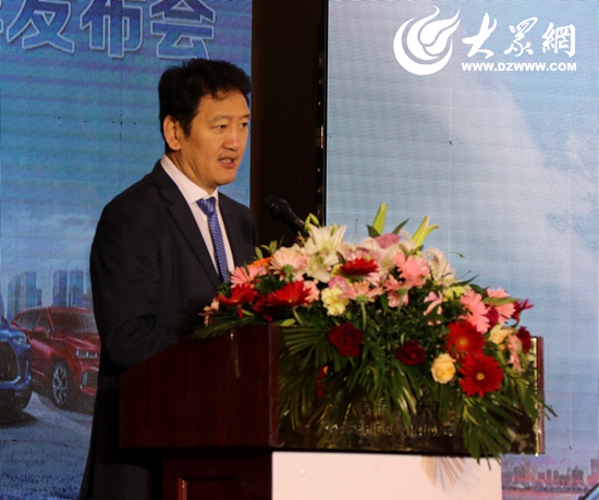 宁述勇为李永红市长介绍长城汽车 长城汽车日照整车生产基地位于日照市经济技术开发区,重点建设冲压、焊装、涂装、总装四大工艺工厂,主要生产长城汽车旗下的高端品牌WEY旗下全系车型。与其同步规划建设的研发中心位于日照市山海天旅游度假区,负责长城汽车中高端品牌的产品开发和技术突破任务,集设计研发、试验试制、质量控制、协同开发、技术预研于一体,将建成国际一流的整车研发设计中心、造型中心、人工智能实验室、新能源燃料电池研发中心、动力总成实验室等。