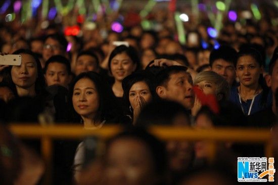 图:章子怡现身汪峰个唱观众席 听爱情告白飙泪