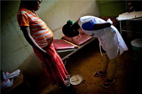 非洲女子分娩实拍 条件落后生产如此艰难