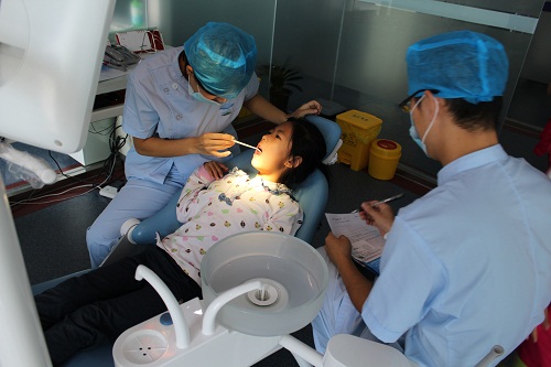 920爱牙日,北京瑞贝口腔医院免费为小朋友们做口腔检查