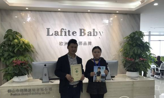 孩子们都喜欢色彩丰富、设计时尚的产品,不管是服装,还是其他玩具、饰品。拉斐贝贝童装集成店以其时尚的风格,精湛的品质,特别是安全定位的智能设计,正在刮起智能时尚童装的旋风,力为3-12岁儿童构筑奇妙童装新世界,用爱心照亮孩子们的童年,帮助他们在人生轨迹上扬帆远航。