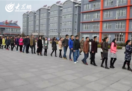 人间有爱 诸城超然中学师生为患白血病老师捐款