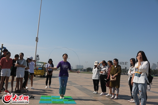 大众网日照5月19 日讯(实习生 钱彩云)19日上午,我快乐我运动我健康万平口亲子系列活动之亲子沙滩淘宝、沙滩趣味撞撞球、趾压板跳绳挑战赛于日照(万平口)海洋公园精彩上演。 5月的(万平口)海洋公园阳光明媚,清爽宜人,吸引了很多慕名前来的游客。很多家长领着孩子来到这美丽的金沙滩,享受亲子游戏的乐趣,一起度过愉快、热闹的周末。 趾压板跳绳挑战赛现场热闹非凡,大多挑战者在感受到指压板的舒适按摩感后不禁尖叫连连,但是挑战者仍然络绎不绝,更是有一位出色的男士在一分钟的比赛时间内跳出了177次的好成绩