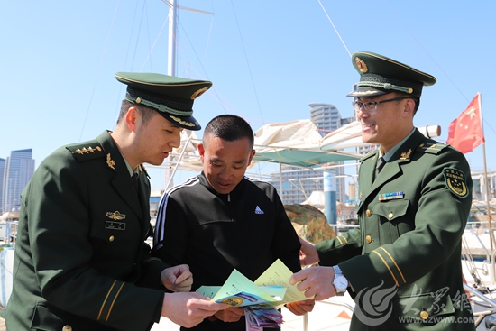 边防官兵叮嘱游艇负责人做好安全保障工作