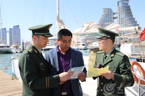 边防官兵向游客介绍安全防范知识