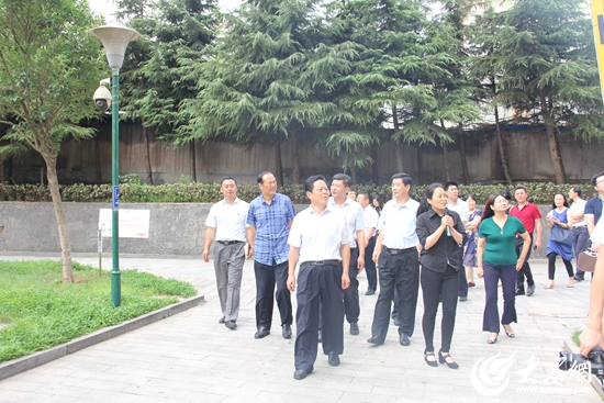 东港区政协视察城市社区建设工作情况