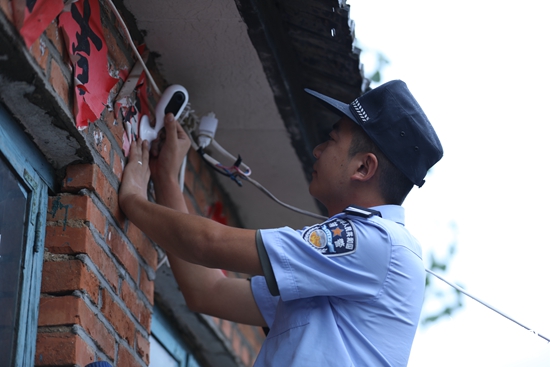 民警正在为陈家庄村每家每户安装监控设备