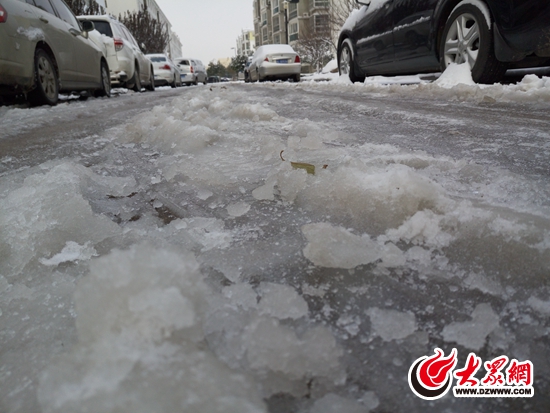 路面结了厚厚的一层冰