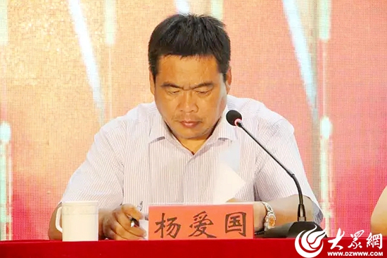 开发区工委委员,农村和社会发展局党委书记,局长杨爱国