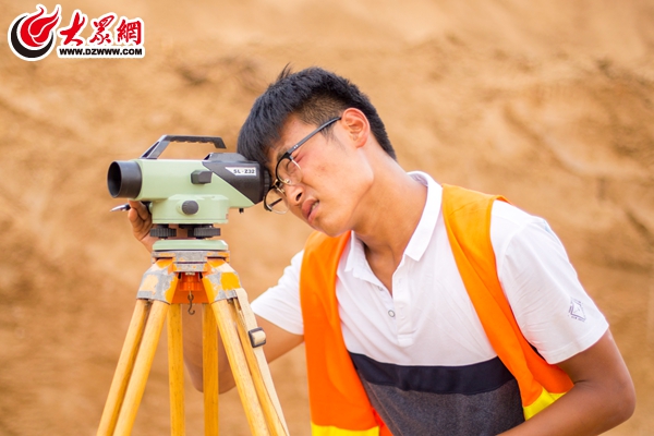 青岛路工地上的测绘人员