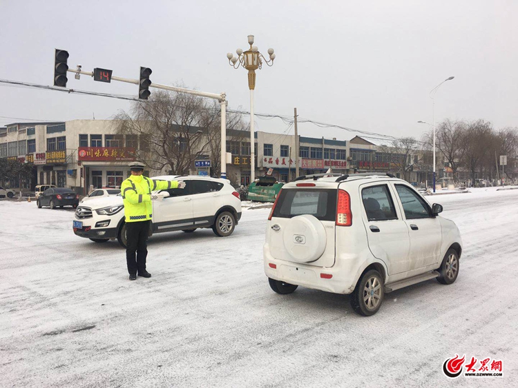 莒县交警雪天执勤,获群众点赞