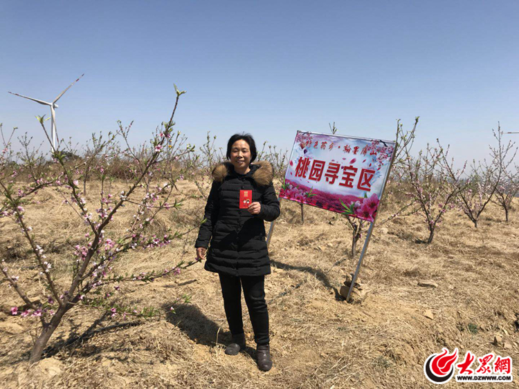 龙泉峪内万亩桃花竞芬芳 林中寻宝乐不停