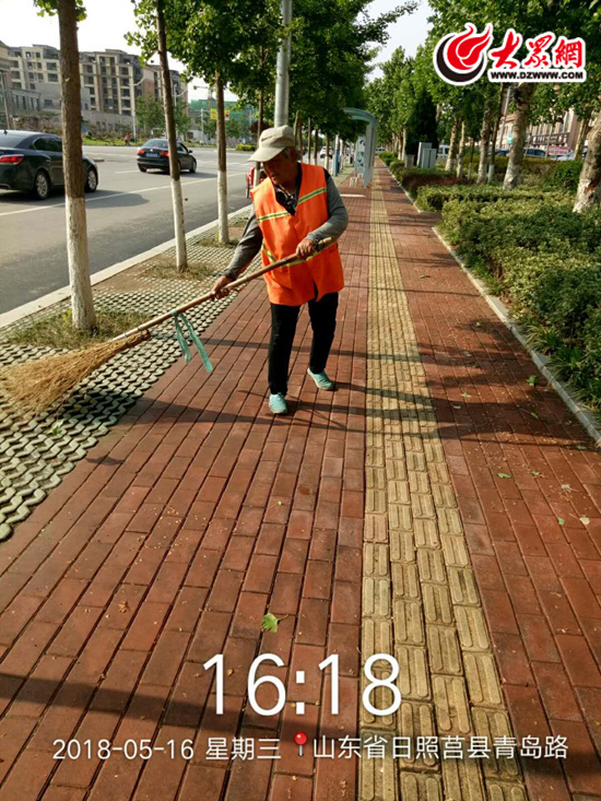 雨天过后环卫工人扫除道路垃圾