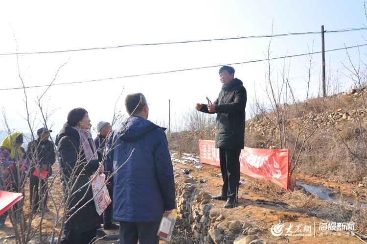 莒县新时代文明实践"植绿护绿"志愿服务队走进峤山镇院山社区