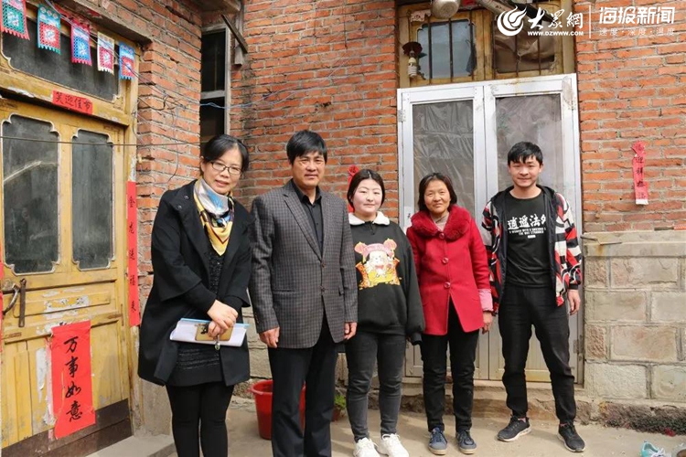 在招贤镇武家曲坊孙世莲家中,史现功一行认真了解家庭困难的原因,为