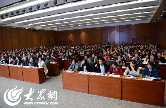 日照经济技术开发区国地税工作人员和纳税人在认真听取宣讲内容