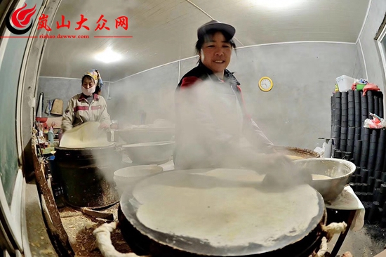 岚山大姐二十年匠心做煎饼 一天卖出2000张