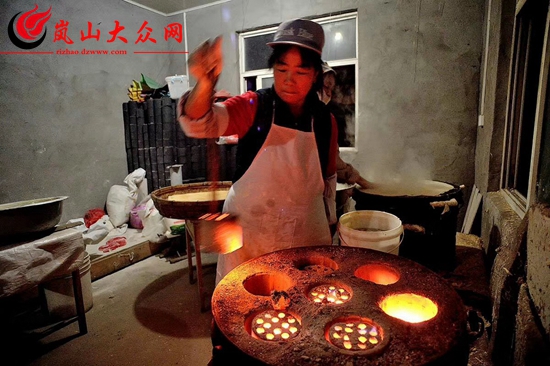 岚山大姐二十年匠心做煎饼 一天卖出2000张