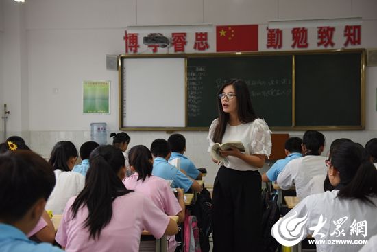 教师节来临之际,日照大众网寻找了多对曾为师生,多年后又站到一起