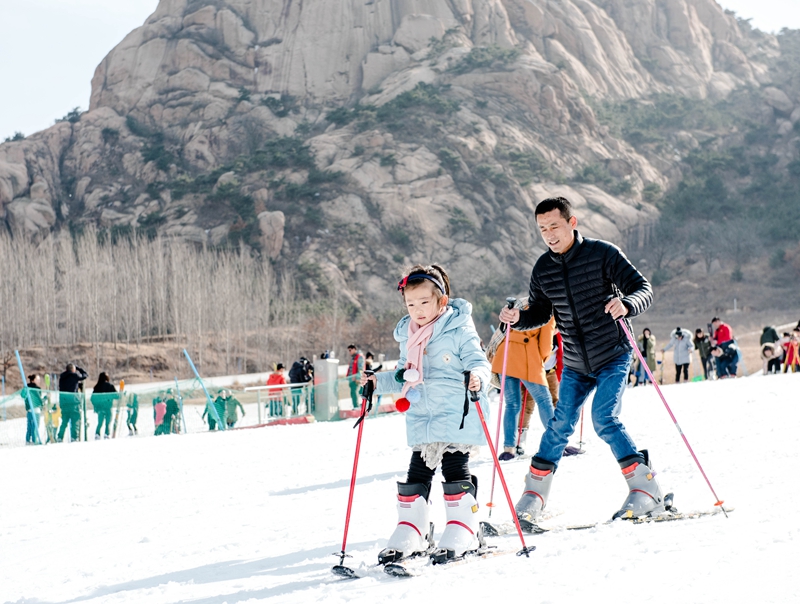 日接待2000余人五莲山滑雪场游客爆棚