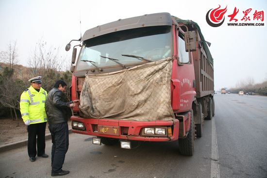 日照大货车上路竟然带着大口罩超载被记6分