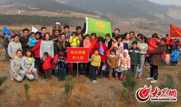 爸爸刨坑我种树 阳光雨露幼儿园小朋友和小树共成长