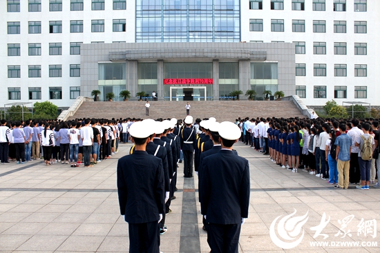 日照山海中学举行升旗仪式纪念抗日战争胜利70周年