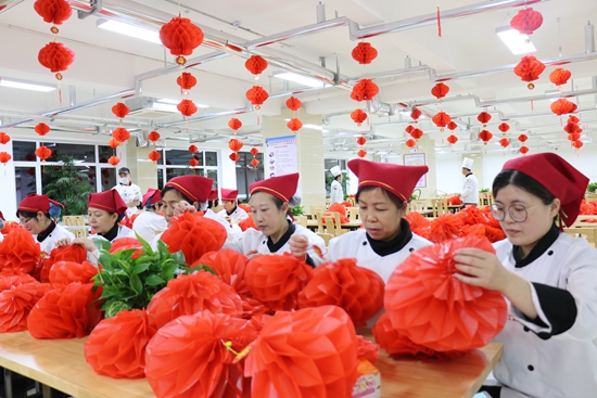 日照港员工食堂营造新年气氛