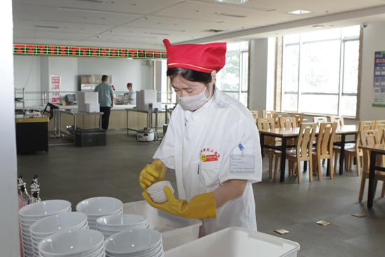 开餐前,国贸食堂服务员张茜正在整理餐具