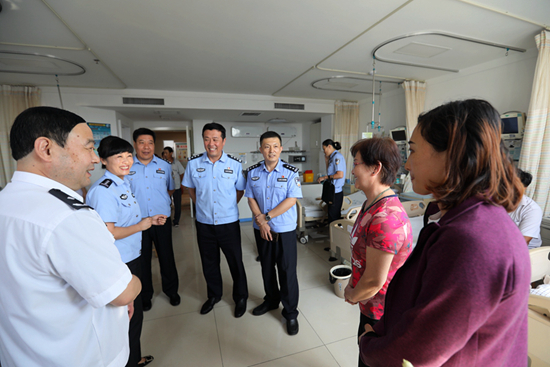 王芳同志看望慰问港航公安局执勤一线突发疾病民警