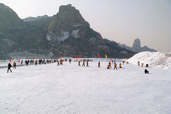 日照五莲山滑雪场本月14日开业 两个小时100元