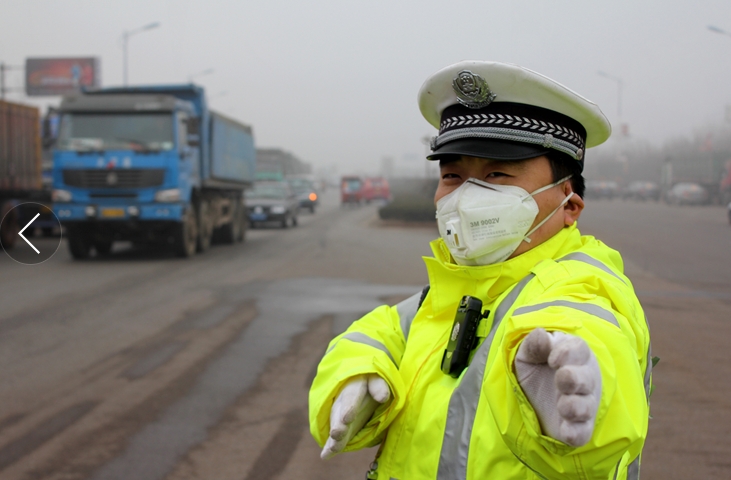 交警强摘别人口罩_交警戴口罩卡通图片(2)