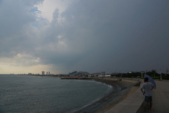 日照迎来暴雨冰雹天气实拍此时海边的天空