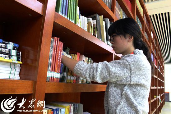 日照图书馆管理员:每天整理上千本书 手磨起皮