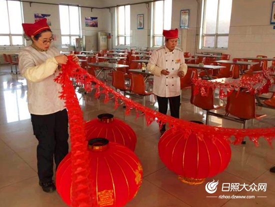 1月31日,日照港食堂员工正在用拉花装扮新年