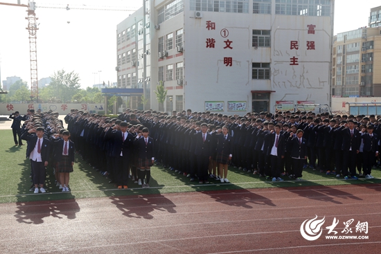 日照香河实验学校举行"成人礼" 340名学生致青春