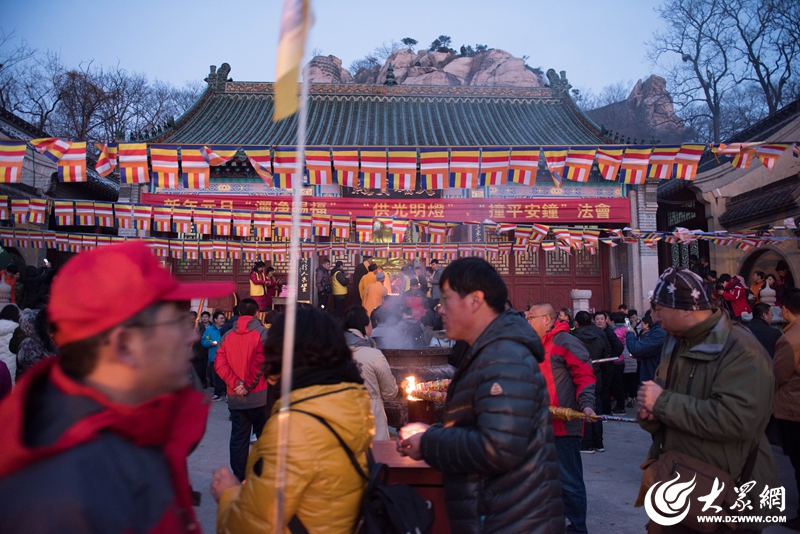 钟声迎新兆吉瑞 五莲山光明寺千人手持莲花灯祈福_日照新闻_日照大众