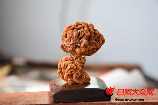 潍坊核雕匠人王明水的作品：《八仙过海》，曾获第五届潍坊工艺美术节暨风筝博览会银奖。