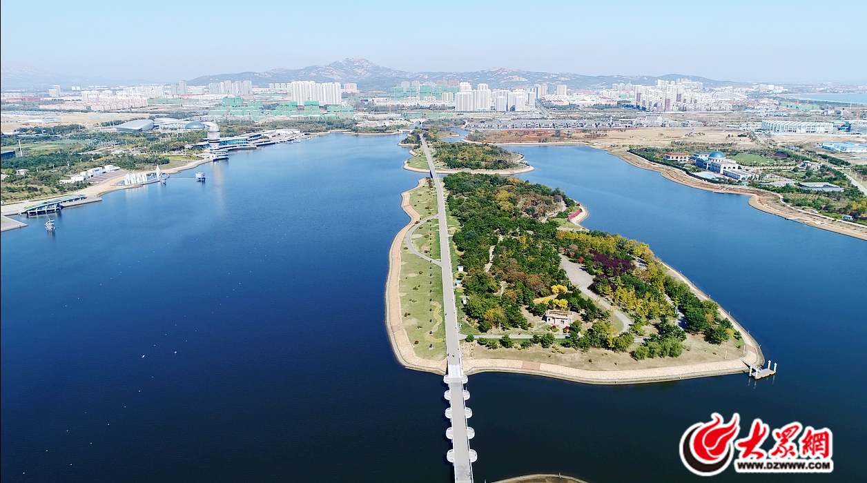 通过一条笔直的公路 可看到泻湖沿途不同的风景