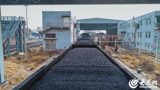 日照南站迎来首趟万吨列车 96节车厢载重煤炭