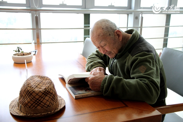 日照耄耋老人坚持阅读3年 成图书馆一宝