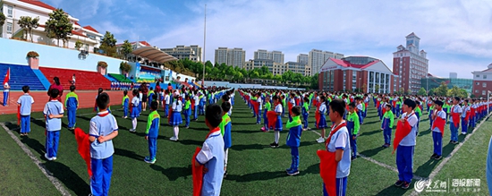 日照市金海岸小学入队礼 1500人接受红领巾的