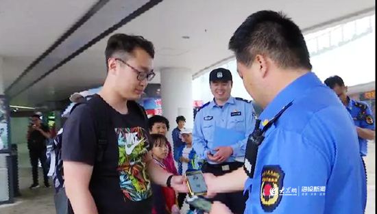 回音山人口_幼儿故事山的回音图片(2)