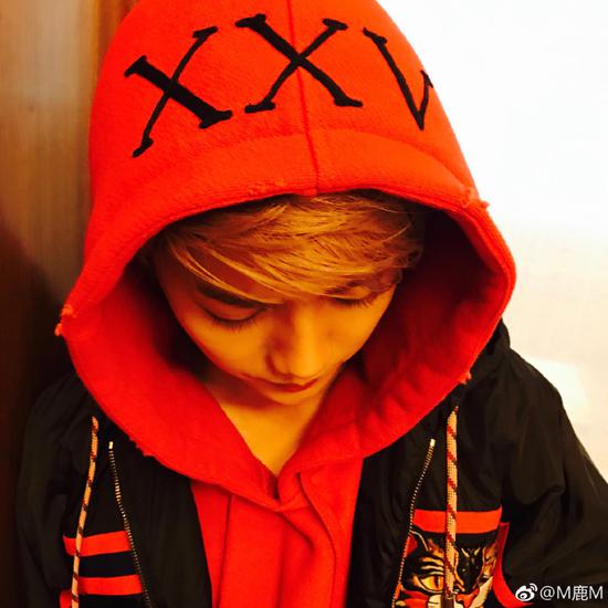 关晓彤晒美照 鹿晗曾穿同款衣服连拍照动作都一样