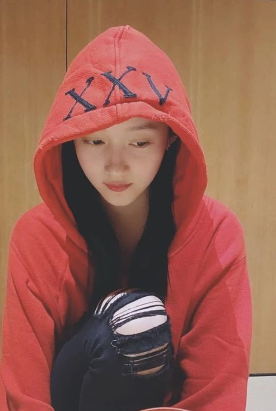 关晓彤晒美照 鹿晗曾穿同款衣服连拍照动作都一样