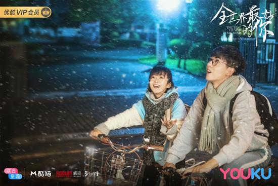 《全世界最好的你》心动海报曝光 宋伊人张耀发糖