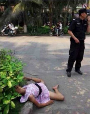 网传云南景洪一女子当街被奸杀警方辟谣系昏倒图