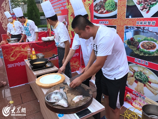 海鲜美食 (2) 大众网日照7月6日讯(记者 王文玉)7月6日,有着数百年历史的岚山祭海节在海上碑上演。数千人齐聚仪式现场,一同感受祭海、敬海、爱海、护海的传统风俗。渔民们通过祭海,表达对大海的尊敬,祈求风调雨顺、鱼虾满仓。 活动现场,岚山区首届神饭宴赚足眼球,由岚山本地众餐饮企业制作的数百道海鲜美食让前来参加活动的市民领略到岚山独有的海鲜美食文化。 海鲜是岚山的特产,也是岚山的一张名片。所谓靠海吃海,岚山头街道位于岚山区东南端,北依阿掖山,东临黄海,南隔海州湾与江苏省连云港市相望,濒临中国四大渔