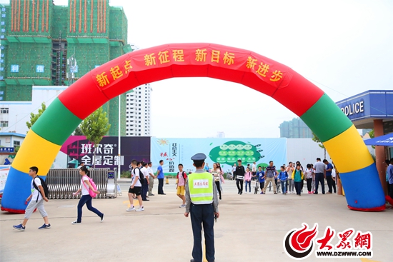 学校设置了大拱门欢迎同学们