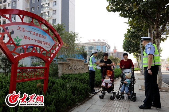 日照港交警对工程车辆司机进行劝导 大众网日照9月11日讯(记者 侯彦平 实习记者 孙龙坤 通讯员 宋年升 郭士华)为全力做好文明城市创建工作,提高路面见警率和管事率,自9月6日起,日照港交警大队精心组织,周密部署,抽调机关民警下沉一线,全员上阵,全力以赴为创城助力,确保创城无死角。 工作中,日照港交警大队领导以身作则深入一线督促检查,狠抓各项工作措施落实,对基层创建工作进行督导检查,抓落实、抓整改,切实推进创城工作有序开展。参与创城民警克服天气炎热等不利因素,加班加点,强化路面管控,加强对违法停车、不